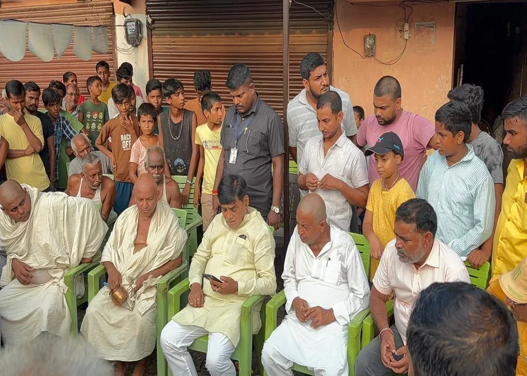 सड़क हादसे में मृतक विक्की-कुणाल के परिजनों से मिले मंत्री रामकृपाल यादव !